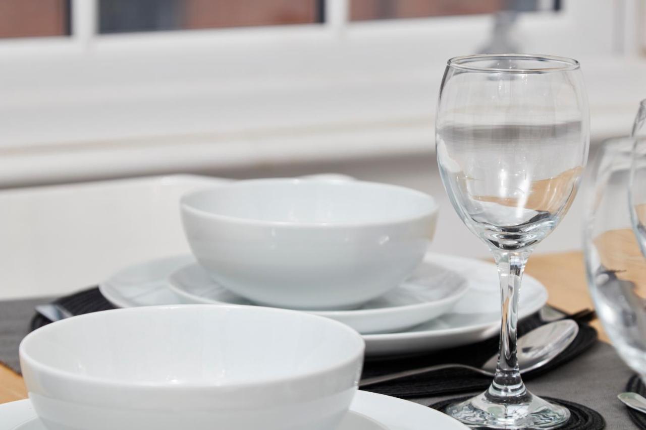 Fantastic Central Stratford Two Bedroom Apartment By Purestay Short Lets & Serviced Accommodation With Parking エクステリア 写真